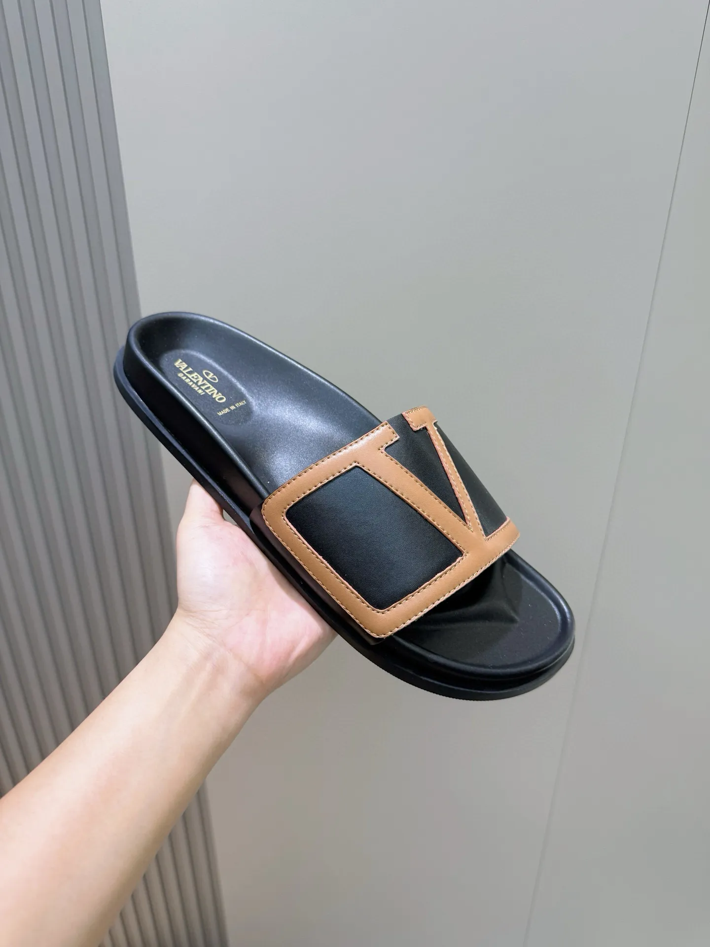 [VALENTINO] Top P: 540💰 Size: 39-44 (customized at 38.45) 🆕2025VLT — Valentino’s latest summer men’s slippers. The use of imported cowhide elements on slippers has been sublimated! It is worthy of recognition both visually and in terms of quality. Excellent quality, comfortable and durable! The embellishment of the perforated V hardware on the toe adds a sense of fashion! Cowhide feet